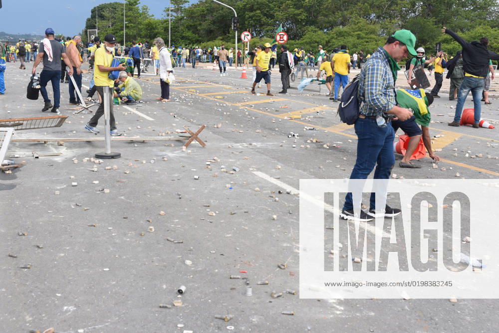 BRASÍLIA, DF - 08.01.2023: TERRORISMO ANTIDEMOCRÁTICO EM BRASÍLIA - Photo, Bolsonarist terrorists gathering stones. This Sunday (8) terrorist Bolsonarists generate chaos in Brasilia in an attempted coup with the invasion of the STF, National Congress and the Planalto Palace. x2317295x TonxMolina