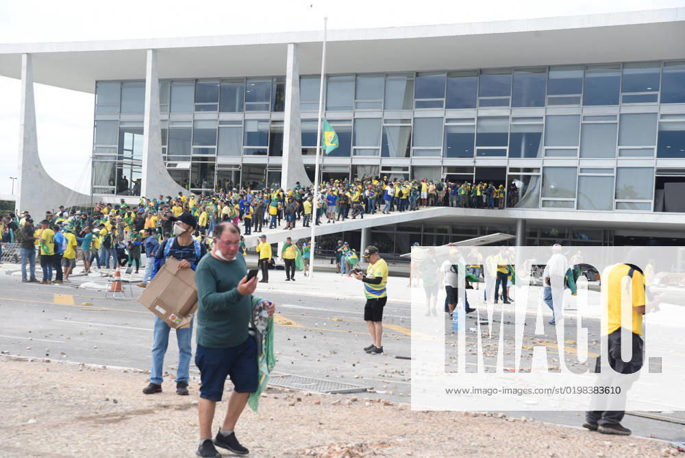 BRASÍLIA, DF - 08.01.2023: TERRORISMO ANTIDEMOCRÁTICO EM BRASÍLIA - Photo, Bolsonaristas at the Planalto Palace. This Sunday (8) terrorist Bolsonarists generate chaos in Brasilia in an attempted coup with the invasion of the STF, National Congress and the Planalto Palace. x2317300x TonxMolina