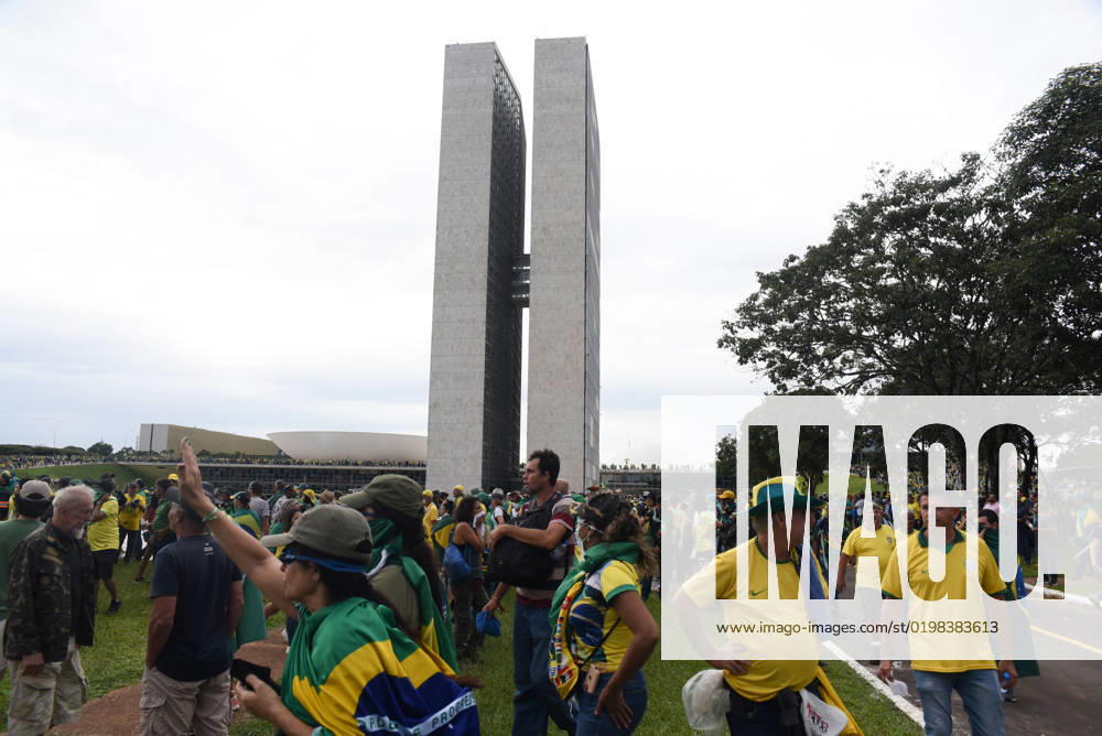 BRASÍLIA, DF - 08.01.2023: TERRORISMO ANTIDEMOCRÁTICO EM BRASÍLIA - Photo, terrorists in the National Congress. This Sunday (8) terrorist Bolsonarists generate chaos in Brasilia in an attempted coup with the invasion of the STF, National Congress and the Planalto Palace. x2317301x TonxMolina