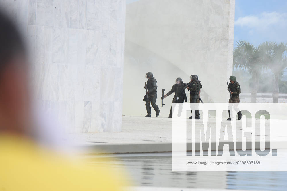 BRASÍLIA, DF - 08.01.2023: TERRORISMO ANTIDEMOCRÁTICO EM BRASÍLIA - Photo, National Force entering the palace on the plateau. This Sunday (8) terrorist Bolsonarists generate chaos in Brasilia in an attempted coup with the invasion of the STF, National Congress and the Planalto Palace. x2317304x TonxMolina