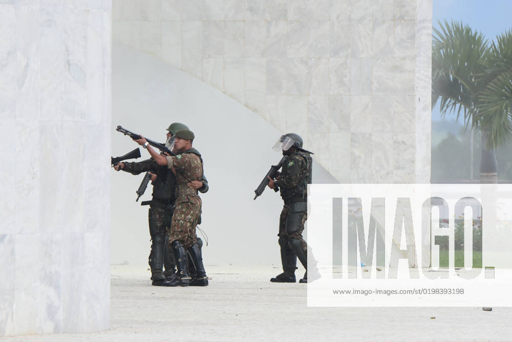 BRASÍLIA, DF - 08.01.2023: TERRORISMO ANTIDEMOCRÁTICO EM BRASÍLIA - Photo, National Force entering the palace on the plateau. This Sunday (8) terrorist Bolsonarists generate chaos in Brasilia in an attempted coup with the invasion of the STF, National Congress and the Planalto Palace. x2317305x TonxMolina