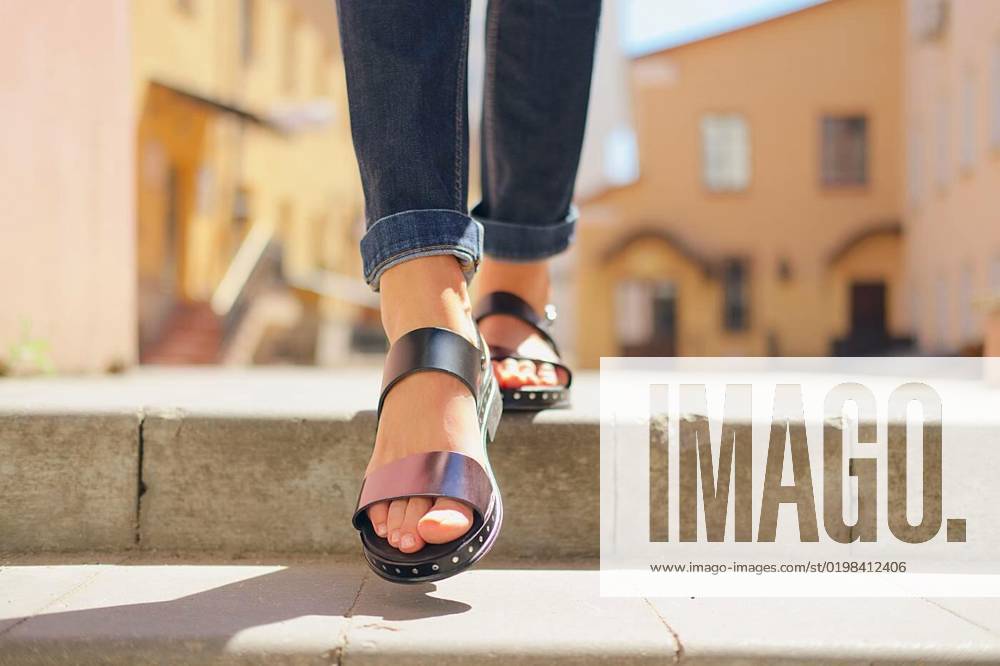 Female legs in sandals descending the stairs, Female legs in sandals descending the stairs in the city, Female legs in sandals descending the stairs in the city model released, Symbolfoto , 16.11.2022,