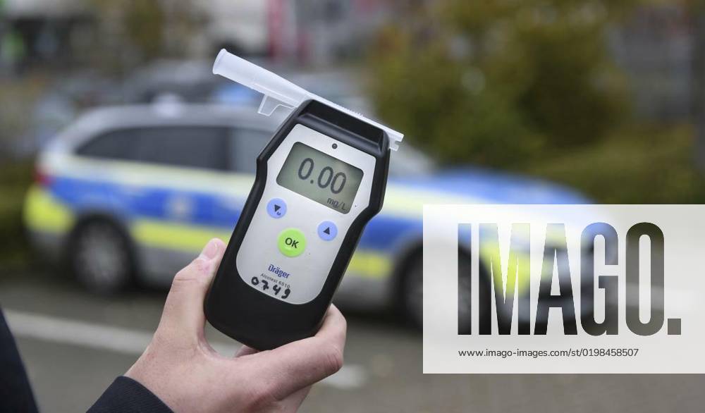 Eine Hand hält am Mittwoch, 06. November 2019, ein Atemalkoholtestgerät in Kleve. Am Wochenende hat die Polizei in Kleve mehrere Autofahrer gestoppt, die Alkohol im Blut hatten. Foto : Markus Weissenfels FUNKE Funke Foto Services Politik Deutschland NRW Kleve