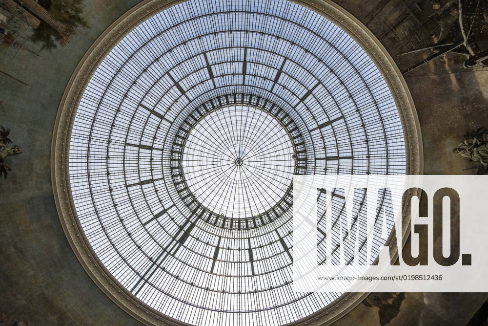 Paris (France): building of the Bourse de commerce (Commodities Exchange) and the Pinault Collection Paris (France): building of the Bourse de commerce (Commodities Exchange) The Pinault collection in the former Commodity Exchange building renovated and converted into a Parisian museum housing Francois Pinault s private collection of contemporary art. Overview of the dome, its glass wall and the mural painting. Building renovated and converted into a museum by Japanese architect Tadao Ando (TAAA, Tadao Ando Architect & Associates), NeM Niney & Marca Architects, Pierre-Antoine Gatier & Setec Batiment (For Press and Edition) Ile de France; Paris 75 Ile-de-France Europe; Western Europe; France