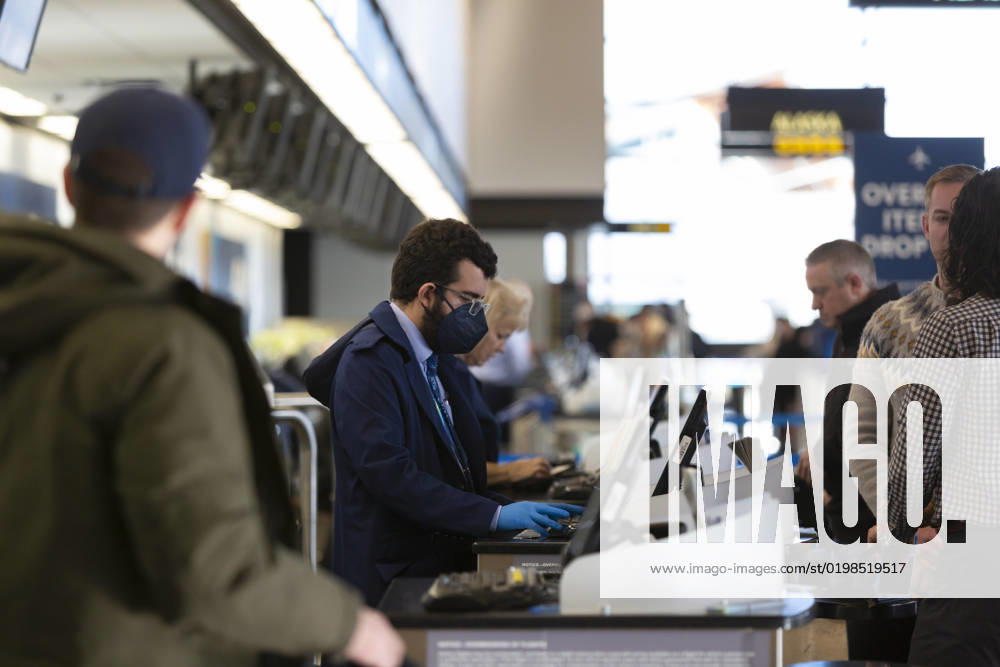 SeaTac, Washington, U.S: Alaska Airlines customer service agents assist arriving passengers at Seattle-Tacoma International Airport in SeaTac, Washington on Tuesday, January 10, 2023. SeaTac U.S. - ZUMAg235 20230110_zap_g235_013