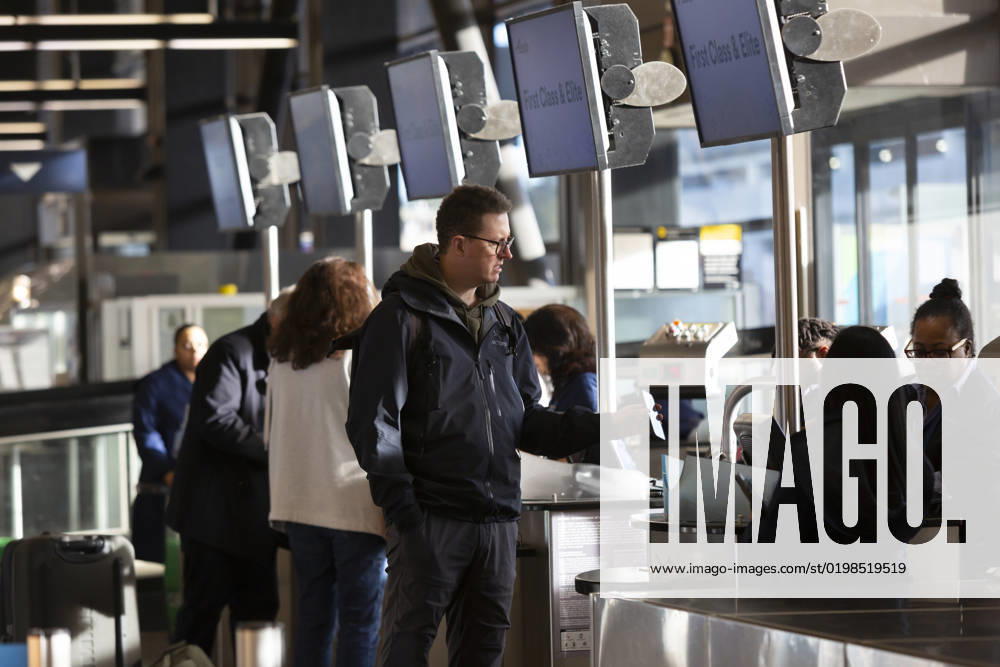 SeaTac, Washington, U.S: Alaska Airlines customer service agents assist arriving passengers at Seattle-Tacoma International Airport in SeaTac, Washington on Tuesday, January 10, 2023. SeaTac U.S. - ZUMAg235 20230110_zap_g235_016