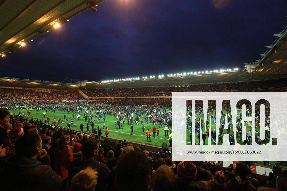 Fans invade the pitch at full time - Middlesbrough vs. Brentford - Skybet Championship - Play Off Second Leg - Riverside Stadium - Middlesbrough - 15 05 2015 Pic Philip Oldham Sportimage .