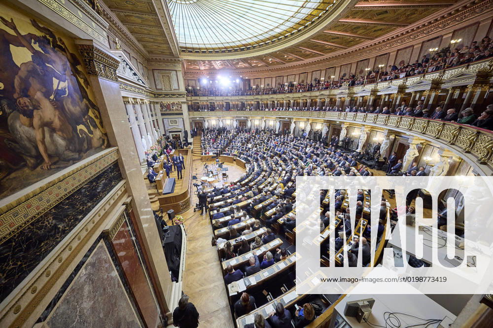 - Wien 12.01.2023 - Wiedereröffnung Parlament - Heute fand im Bundesversammlungssaal der Festakt zur Eröffnung des sanierten Parlamentsgebäudes statt. Nach der rund fünf Jahren dauernden Sanierung erstrahlt das Hohe Haus in neuem Glanz. Zahlreiche Persönlichkeiten nahmen am feierlichen Festakt teil. PHOTO: Blick in den Bundesversammlungssaal . Vienna (AUSTRIA) - Reopening of austrian Parliament - Today the ceremony for the opening of the renovated Parliament building took place in the Federal Assembly Hall. After the renovation, which lasted about five years, the parliament shines in new splendor. Numerous personalities took part in the festive ceremony. Festakt zur Wiedereröffnung des sanierten Parlaments