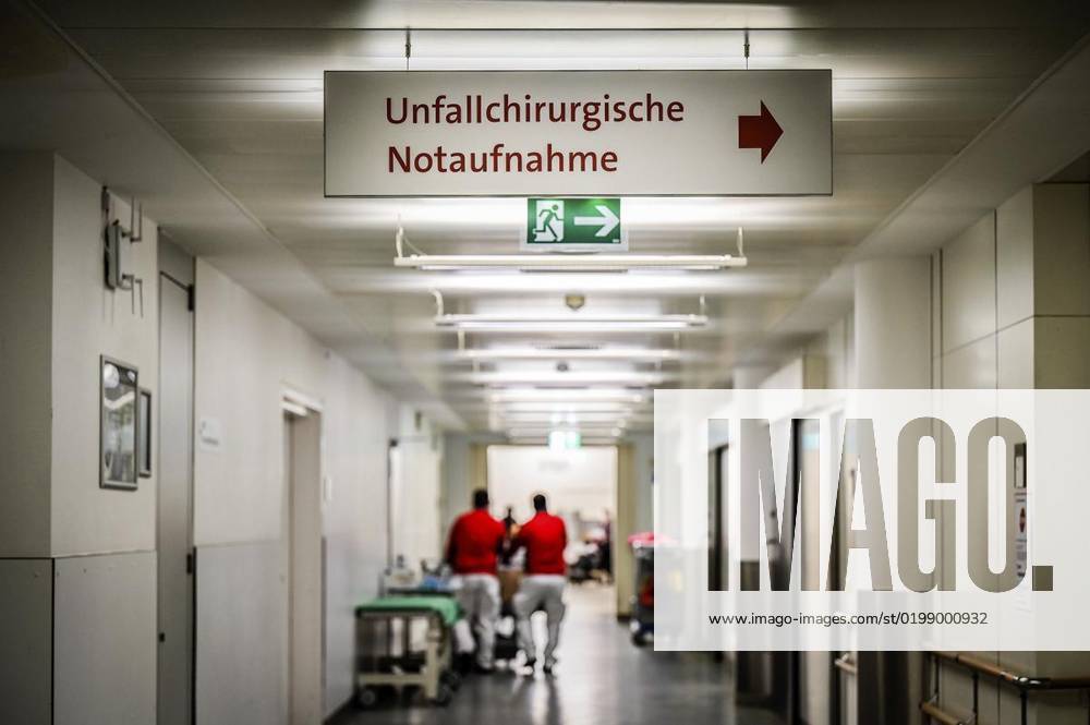 Ein Hinweisschild Unfallchirurgische Notaufnahme hängt in der Unfallchirurgie im Universitätsklinikum Essen