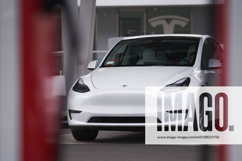 A Tesla vehicle charges at a Tesla supercharger location in Santa Monica, California on January 13, 2023. Tesla Inc. cut prices across its lineup in the carmakerÃ¢â‚¬â ¢s latest effort to try to increase demand after several quarters of disappointing deliveries. Santa Monica US - ZUMAd211 20230113_zap_d211_014