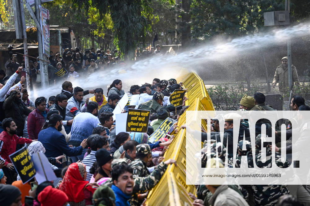 NEW DELHI, INDIA JANUARY 14: Water canon being used to disperse AAP protesters as they protest against the BJP over the alleged notification to demolish slums in Delhi at DDU Marg, on January 14, 2023 in New Delhi, India. The Public Works Department had issued a notice asking slum dwellers in the Dhaula Kuan area to vacate the land within 15 days. (Photo by Sanchit Khanna Hindustan Times ) AAP Holds Mega Protest Outside BJP Office Over Dhaula Kuan Slum Demolition Order