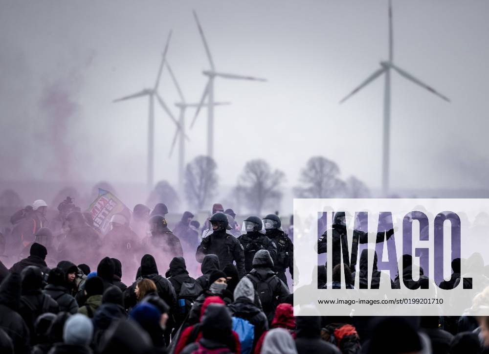 KEYENBERG - Climate activists confront the police during a demonstration in solidarity with the occupiers of Lutzerath. The lignite village close to Roermond has been occupied for two years by climate activists who believe that lignite extraction contributes to global warming. ANP REMKO DE WAAL netherlands out - belgium out