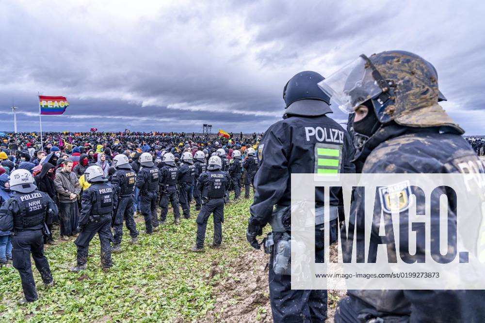 Gewalttätige Auseinandersetzungen zwischen Tausenden Demonstranten und der Polizei, nach einer Demo gegen den Abriss des Braunkohle Dorfs Lützerath, versuchen die Demo Teilnehmer zum Rest des Dorfes, Lützerah zu gelangen und es zu stürmen, die Polizei verhindert dies durch ein Großaufgebot an Kräften, Erkelenz, NRW, Deutschland, Demo Lützerath