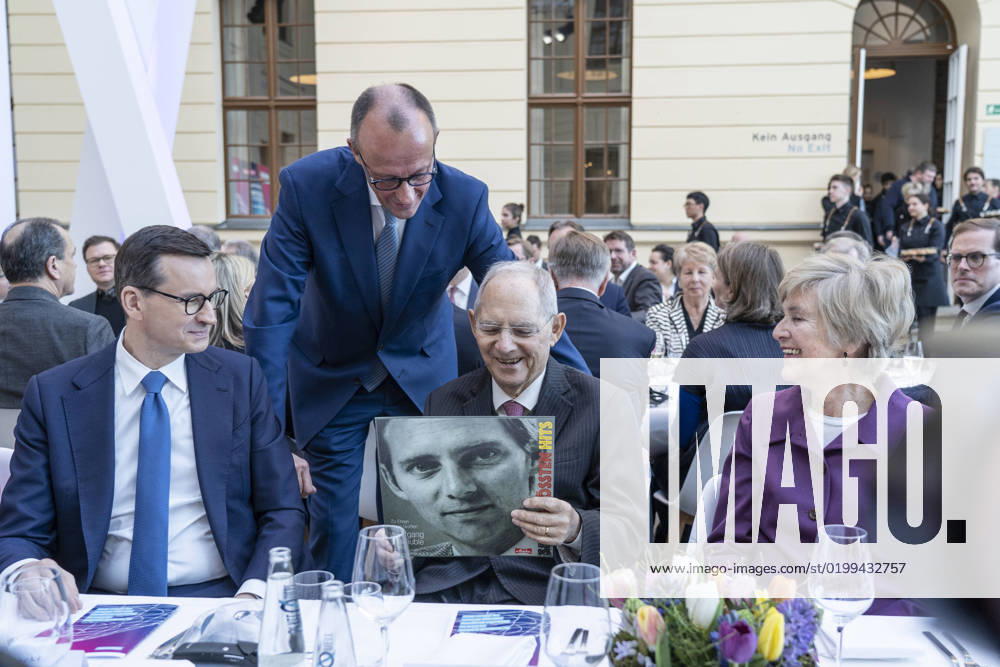 KW03 Festakt Wolfgang Schäuble 50 Jahre im Deutschen Bundestag - Friedrich Merz übergibt an Wolfgang Schäuble eine gepresste Schallplatte mit einer dessen ersten Bundestagsreden aus den frühen 1970er Jahren mit Mateusz Morawiecki, Ministerpräsident Polen (links) und Friede Springer, Unternehmerin (rechts);Festakt Wolfgang Schäuble 50 Jahre im Deutschen Bundestag - Friedrich Merz übergibt an Wolfgang Schäuble eine gepresste Schallplatte mit einer dessen ersten Bundestagsreden aus den frühen 1970er Jahren mit Mateusz Morawiecki, Ministerpräsiden, Berlin Berlin Deutschland Jüdisches Museum