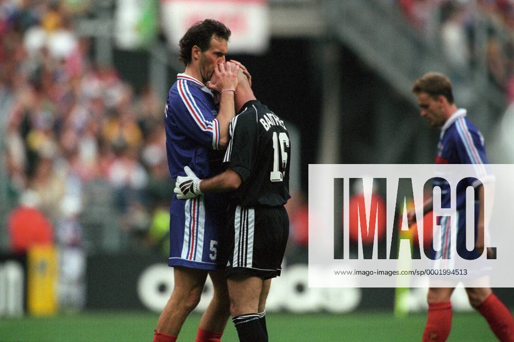 IMAGO Iconic Moments, Fußball Abwehrchef Laurent Blanc (li.) küßt seinem Torwart Fabien Barthez (beide Frankreich) die Glatze Fußball Länderspiel Herren Weltmeisterschaft 1998, Nationalmannschaft, Nationalteam, Nationaltrikot, Halbfinale, Vneg Gruppe Paris Saint Denis, St. Harmonie, Kameradschaft,