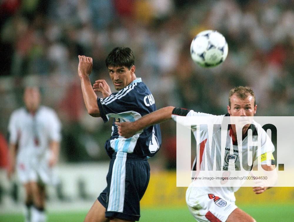 Alan Shearer (re., England) gegen Jose Antonio Chamot (Argentinien) Fußball Länderspiel Herren Weltmeisterschaft 1998, Nationalmannschaft, Nationalteam, Nationaltrikot, Achtelfinale, Vneg Gruppe Argentinien - England 6:5 n.E. St. Etienne, Saint Dynamik,