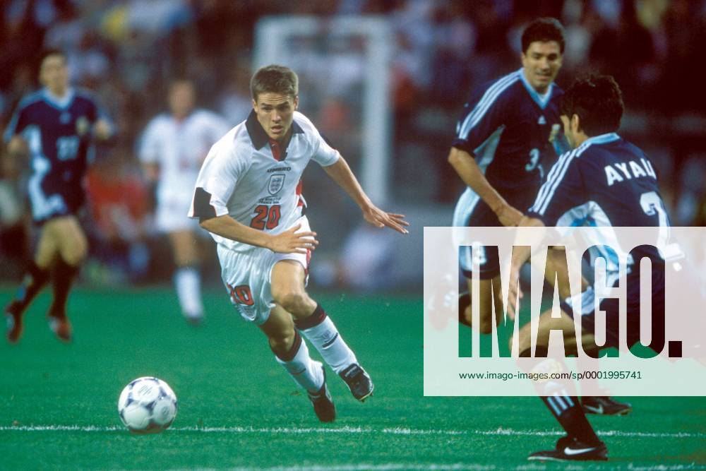 Michael Owen (England, li.) am Ball, daneben Roberto Ayala (Argentinien) Fußball Länderspiel Herren Weltmeisterschaft 1998, Nationalmannschaft, Nationalteam, Nationaltrikot, Achtelfinale Gruppe St. Etienne, Saint Dynamik,