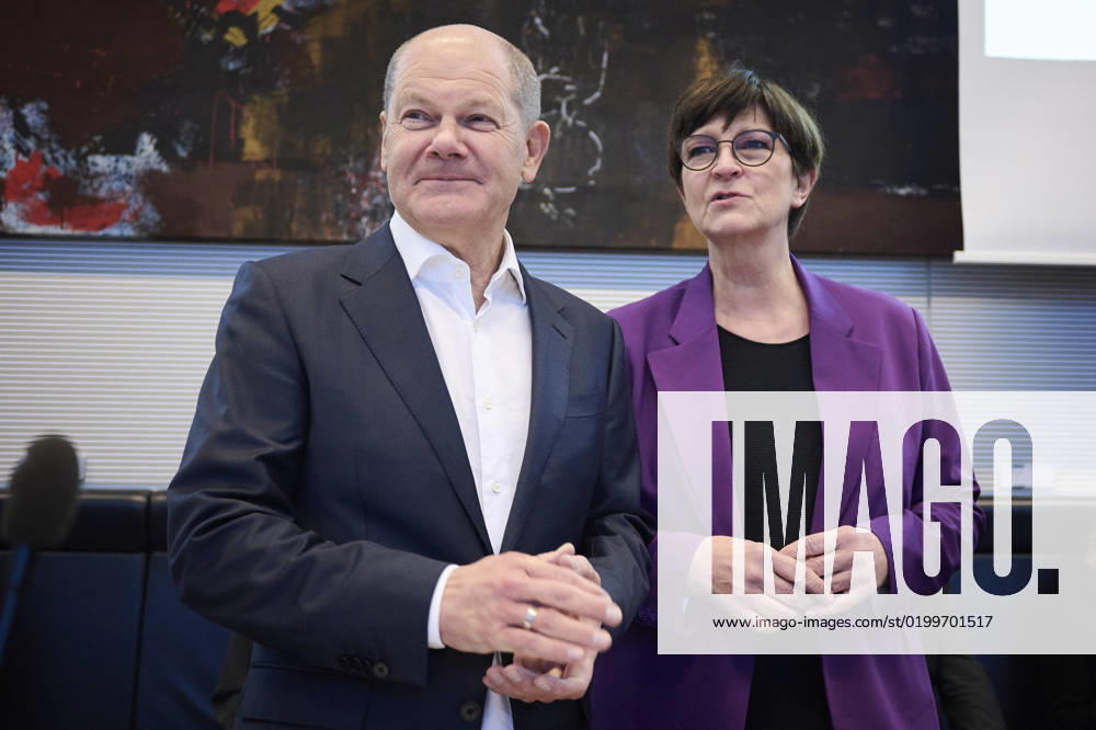 Berlin, Sitzung der SPD Bundestagsfraktion im Bundestag Bundeskanzler Olaf Scholz (SPD) und Saskia Esken (Parteivorsitzende SPD) vor Beginn der Sitzung der SPD Bundestagsfraktion im Deutschen Bundestag am 17.01.2023 in Berlin. Berlin Bundestag Berlin Deutschland