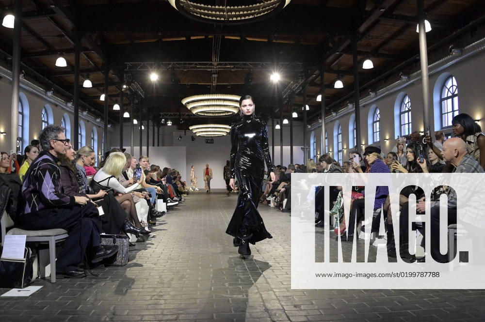 Model bei der Marcel Ostertag Fashion Show auf der Berlin Fashion Week Autumn Winter 2023 in den Bolle Festsälen. Berlin