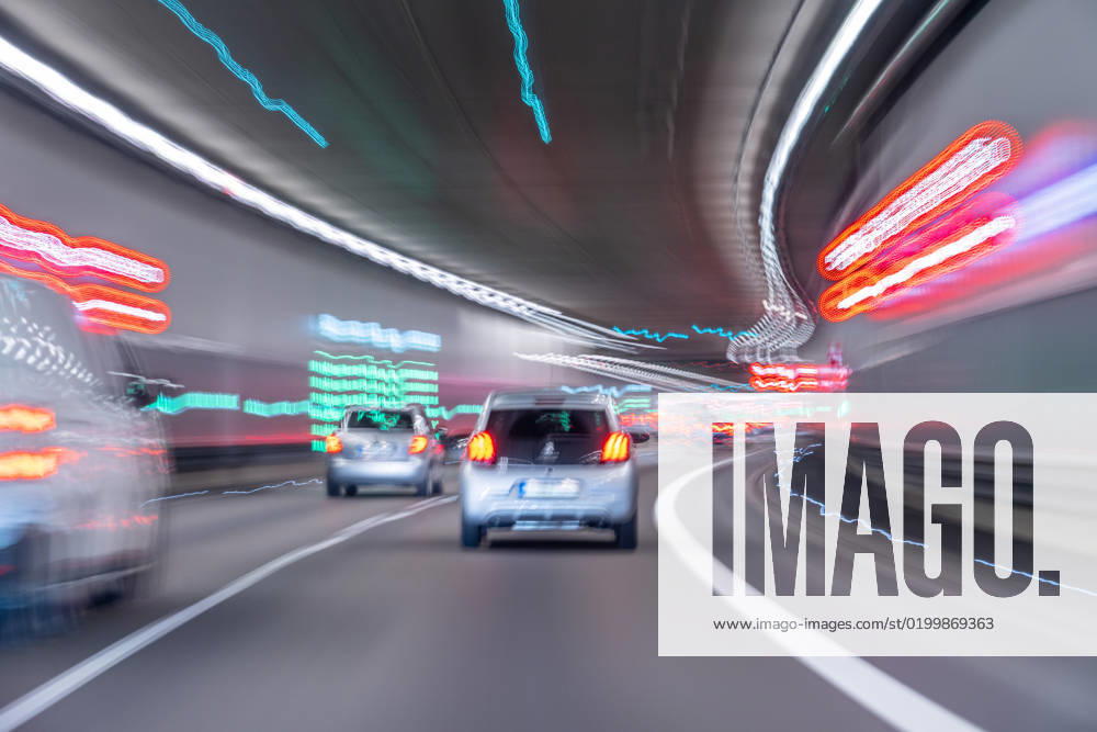 Verkehr auf dem Mittleren Ring, Autos fahren durch einen Tunnel, München, Januar 2023 Deutschland, München, 17. Januar 2023, Verkehr auf dem Mittleren Ring, Autos fahren durch einen Tunnel, mehrspurige Strasse, Lichtspuren durch Langzeitbelichtung, Stadtverkehr, Autos, Symbolfoto Tunnelblick, betrunken Auto fahren, Trunkenheit, Alkohol am Steuer, Drogen am Steuer, Januar 2023, Bayern, bayerisch,