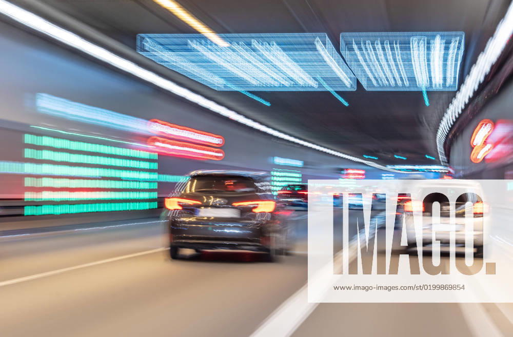 Verkehr auf dem Mittleren Ring, Autos fahren durch einen Tunnel, München, Januar 2023 Deutschland, München, 17. Januar 2023, Verkehr auf dem Mittleren Ring, Autos fahren durch einen Tunnel, mehrspurige Strasse, Lichtspuren durch Langzeitbelichtung, Stadtverkehr, Autos, Symbolfoto Tunnelblick, betrunken Auto fahren, Trunkenheit, Alkohol am Steuer, Drogen am Steuer, Januar 2023, Bayern, bayerisch,