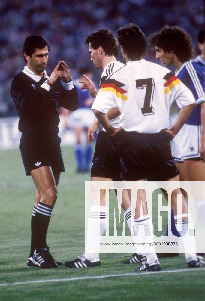 FIFA Schiedsrichter Edgardo Codesal Mendez (li., Mexiko) gibt den Ton an und verweist auf seine Pfeife, Lothar Matthäus (2.v.li.), Pierre Littbarski (vorn, beide BR Deutschland) und Pedro Troglio (Argentinien) zeigen sich einsichtig Fußball Länderspiel Herren Weltmeisterschaft 1990, Nationalmannschaft, Nationalteam, Nationaltrikot, Finale, Endspiel, Vdia Gruppe BRD - Argentinien 1:0 Rom