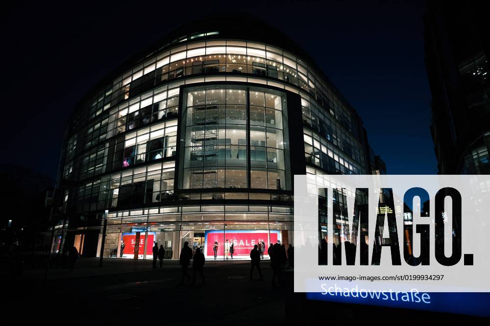 Düsseldorf 18.01.2023 Schadowstrasse Hystreet Einkaufsstrasse Einkaufsstraße Inflation Shoppingmeile Einkaufsmeile Einkaufen Einzelhandel Fussgängerzone Einkaufsbummel Einkaufstaschen Einkaufstraße Einkaufstrasse Inflation Bürgergeld Peek & Cloppenburg P&C PundC Modegeschäft Filiale Düsseldorf Nordrhein-Westfalen Deutschland