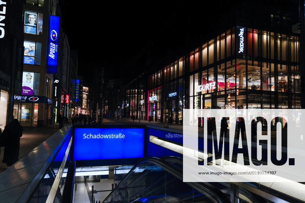 Düsseldorf 18.01.2023 Schadowstrasse Hystreet Einkaufsstrasse Einkaufsstraße Inflation Shoppingmeile Einkaufsmeile Einkaufen Einzelhandel Fussgängerzone Einkaufsbummel Einkaufstaschen Einkaufstraße Einkaufstrasse Inflation Bürgergeld Apollo Görtz TKMaxx Düsseldorf Nordrhein-Westfalen Deutschland