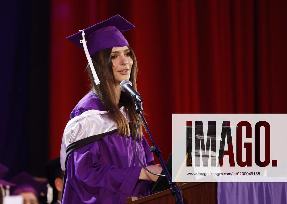 Bilder des Jahres 2023, Entertainment 01 Januar Entertainment Themen der Woche KW03 Emily Ratajkowski delivers the commencement address at Hunter commencement ceremonies on Thursday, January 19, 2023 in New York City. More than 2,000 students received their degrees at the Hunter College Winter Commencement, led by President Jennifer J. Raab. NYP20230119109 JohnxAngelillo