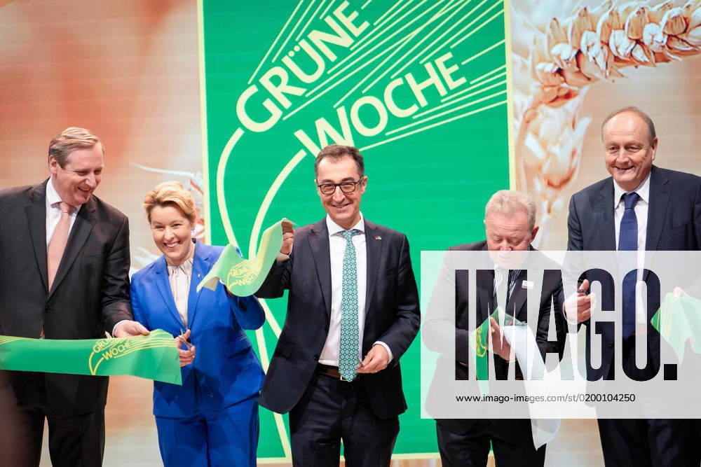 Messerundgang zur Eroeffnung der Internationalen Gruenen Woche Aktuell, 20.01.2023, Berlin, Cem Oezdemir Bundesminister fuer Ernaehrung und Landwirtschaft, Franziska Giffey Regierende Buergermeisterin, Janusz Wojciechowski EU-Kommissar fuer Landwirtschaft, Joachim Rukwied Praesident Deutscher Bauernverband, Dr. Christian von Boetticher Vorsitzender Bundesvereinigung der Deutschen Ernaehrungsindustrie bei Eroeffnung der Internationalen Gruenen Woche auf dem Messeglaende in Berlin Berlin Berlin Deutschland
