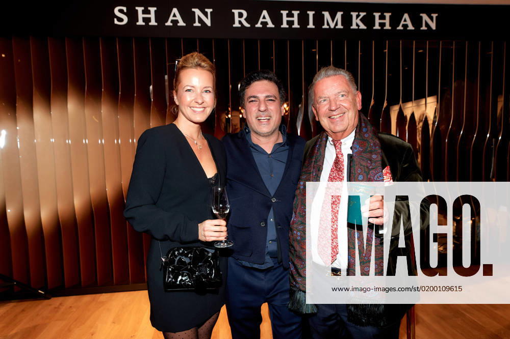 Bilder des Jahres 2023, Entertainment 01 Januar Entertainment Themen der Woche KW03 Grand Opening von Shan Rahimkhan im KaDeWe Jörg Woltmann mit Tochter Sandra-Sophie Trauboth und Shan Rahimkhan beim Grand Opening von Shan Rahimkhan im KaDeWe in Berlin.