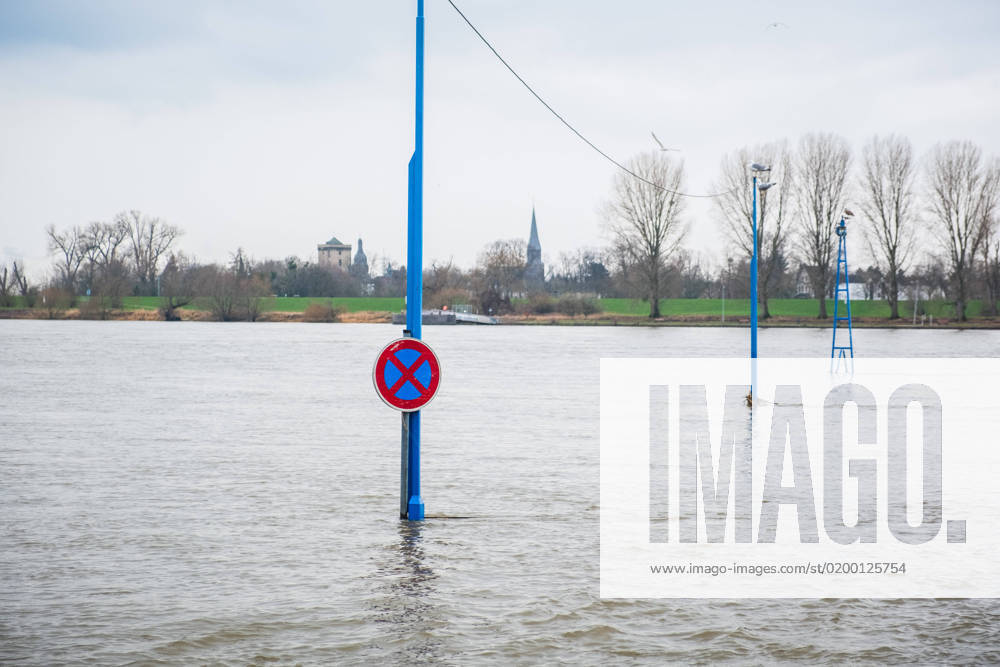Ein Halteverbotsschild im Rhein bei Hochwasser Düsseldorf Nordrhein-Westfalen Deutschland