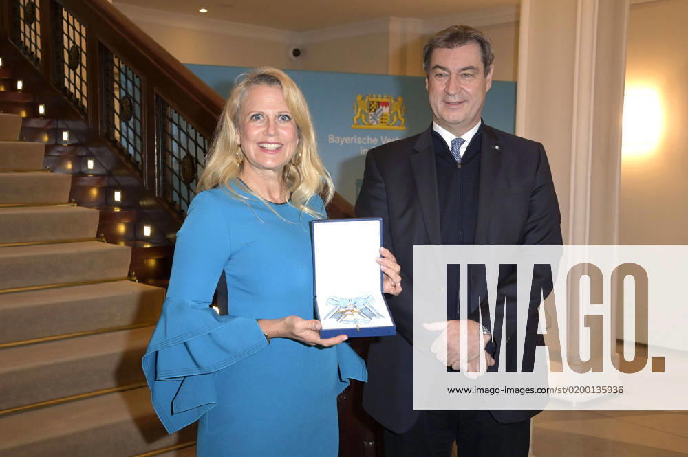 Barbara Schöneberger und Markus Söder bei der Verleihung des Bayerischen Verdienstordens an Barbara Schöneberger in der Bayerische Vertretung. Berlin