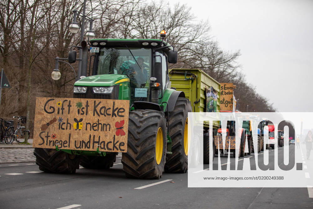 Wir haben es satt Demonstration vor dem Brandenburger Tor, Kundgebung vor dem Brandenburger Tor, rund 55 Traktoren mit Bäuerinnen und Bauern sind im Konvoi zur Kundgebung vor das Brandenburger Tor gefahren. Auf der Bühne gibt es zahlreiche Redebeiträge von verschiedenen Verbänden und Vereinen unter dem Motto Bauernhöfe statt Agrarindustrie. Berlin Berlin Deutschland