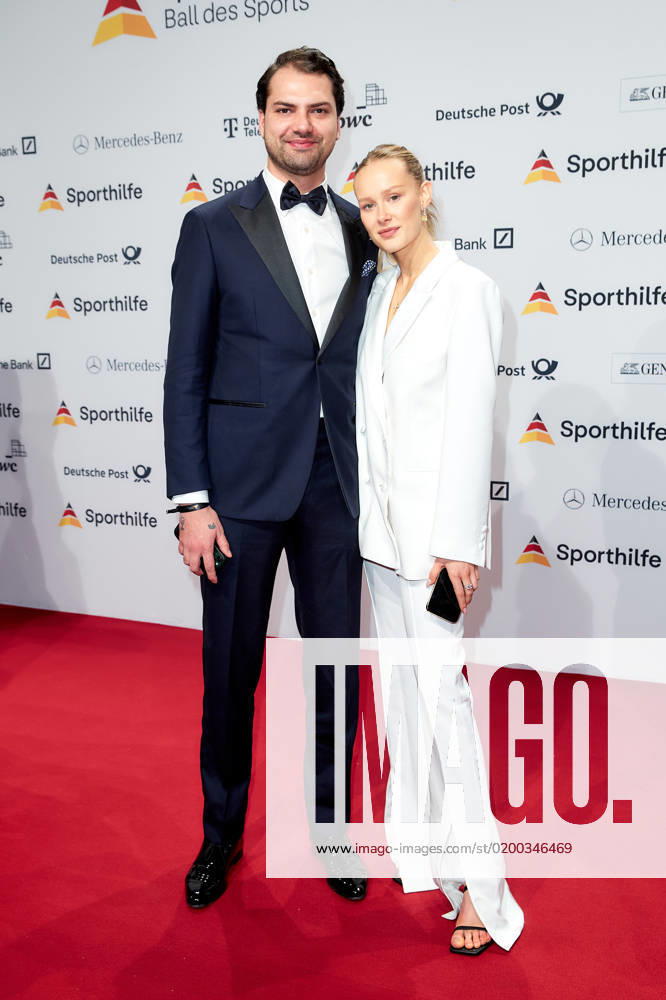 52. Ball des Sports Jimi Blue Ochsenknecht mit Freundin beim 52. Ball des Sports in der Festhalle in Frankfurt am Main.