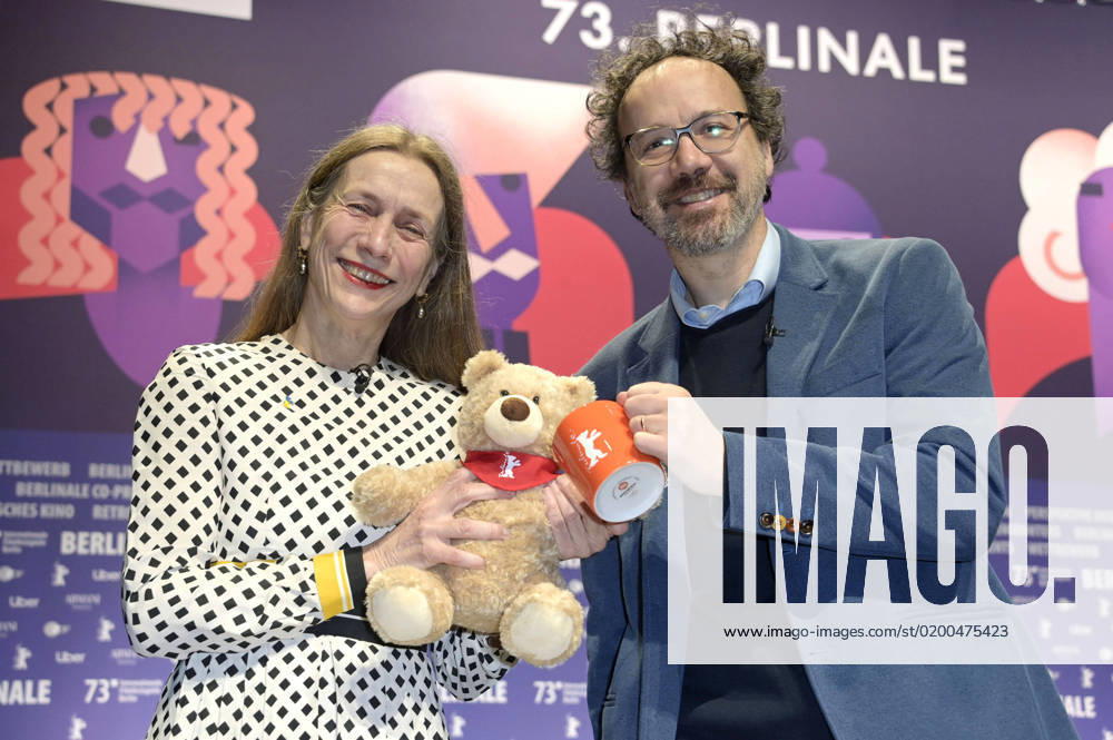 Mariette Rissenbeek und Carlo Chatrian bei der Programm-Pressekonferenz der Berlinale 2023 73. Internationale Filmfestspiele Berlin im Haus der Berliner Festspiele. Berlin