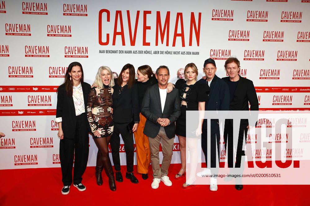 Producerin Lydia Elmer, Regisseurin Laura Lackmann, Produzentin Patricia Schnitzler, Martina Hill, Moritz Bleibtreu, Laura Tonke, Wotan Wilke Moehring und Produzent Christoph Mueller bei der Caveman Film Premiere am 23.01.2023 in Muenchen Caveman Filmpremiere in München