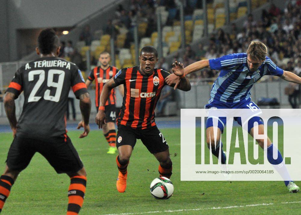 Aktuell Fußball, Ukraine, Pokalfinale, Dynamo Kiew - FC Shaktar Donetsk June 4, 2015 - Kiev, Ukraine - Douglas Costa Shakhtar Donetsk, the center, in the fight for the ball during the match between FC Dynamo Kyiv and FC Shakhtar Donetsk in the Ukrainian Cup final at the Olympic Stadium in Kiev, Ukraine on June 04, 2015...Bayern Munich is interested in Brazilian midfielder Shakhtar and try to buy a player, the estimated Ukrainian club of 25 million euros in the current season, according to the German press. Dynamo Kiev won at Shakhtar Donetsk in the Ukrainian Cup - ZUMAn230