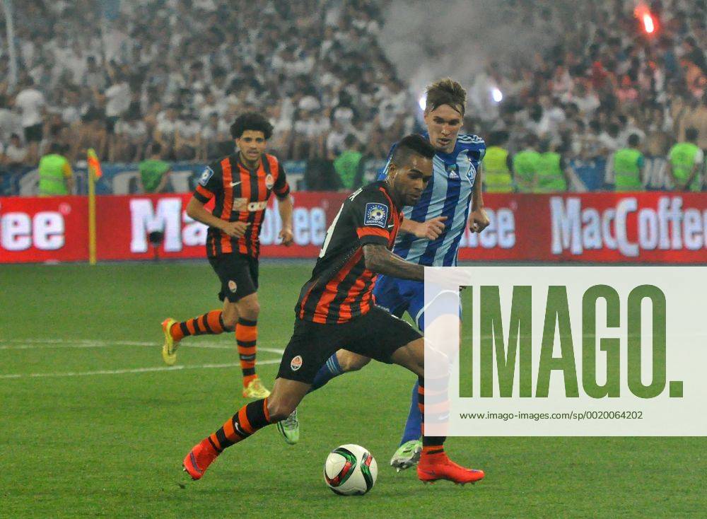 Aktuell Fußball, Ukraine, Pokalfinale, Dynamo Kiew - FC Shaktar Donetsk June 4, 2015 - Kiev, Ukraine - Shakhtar Donetsk Alex Teixeira, center, fight for the ball during the match between FC Dynamo Kyiv and FC Shakhtar Donetsk in the Ukrainian Cup final at the Olympic Stadium in Kiev, Ukraine on June 04, 2015 Dynamo Kiev won at Shakhtar Donetsk in the Ukrainian Cup - ZUMAn230