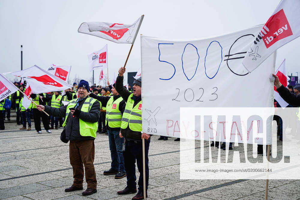 Warnstreik am Flughafen BER Berlin-Brandenburg Aktuell, 25.01.2023, Berlin, Streikende der Gewerkschaft Ver.di vor dem Flughafen BER Berlin Brandenburg Willy Brandt auf Grund des Warnstreik der Gewerkschaft Verdi am Flughafen BER Berlin Brandenburg Berlin Berlin Deutschland
