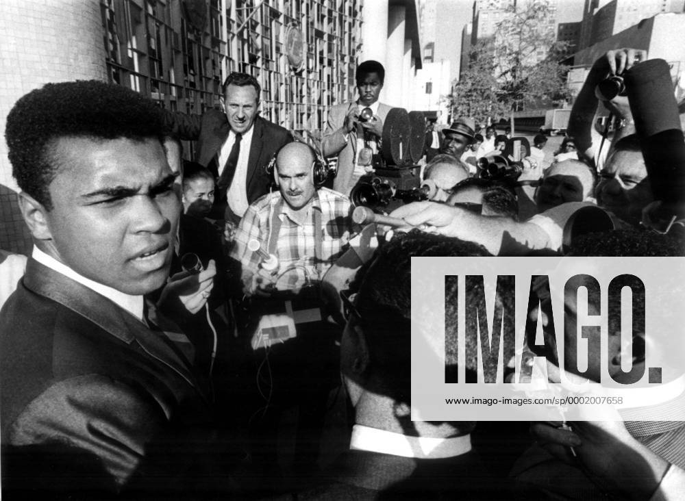 Muhammad Ali (USA) stellt sich nach der Verurteilung wegen Wehrdienstverweigerung den Medien- (hou67062001) Boxen Herren Boxsport 1967, Profiboxen, Gericht, Gerichtsverhandlung, Gerichtsverfahren, Prozess, Vneg, Vsw Totale Houston