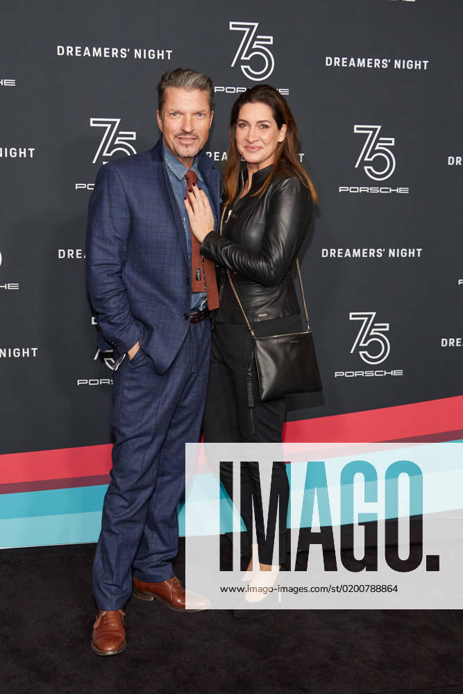 Bilder des Jahres 2023, Entertainment 01 Januar Entertainment Themen der Woche KW04 Hardy Krueger Jr. mit Ehefrau Alice - Gaesteankunft zur Porsche Dreamers Night im DRIVE Volkswagen Group Forum Berlin am 25.01.2023. Porsche Dreamers Night