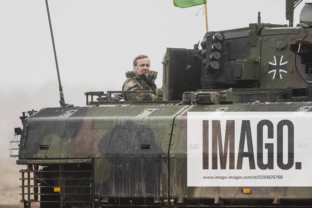KW04 Boris Pistorius (SPD), Bundesminister der Verteidigung, aufgenommen bei einem Besuch des Gefechtsschiessens der 2. Kompanie des Panzergrenadierbataillons 122 mit Schuetzenpanzern Puma auf dem Truppenuebungsplatz in Altengrabow, 26.01.2023. Pistorius besucht zum ersten Mal seit seinem Antritt des Amtes des Verteidigungsministers vor einer Woche die Bundeswehr. Altengrabow Deutschland