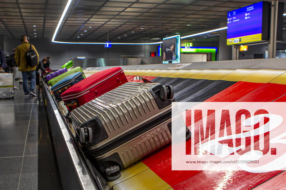 Koffer auf einem Gepäckband am Flughafen Frankfurt Flughafen Frankfurt