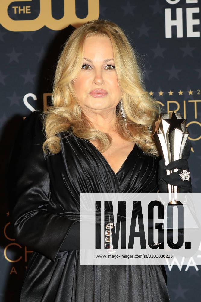 LOS ANGELES - JAN 15: Jennifer Coolidge at 2023 Critics Choice Press Room at the Fairmont Century Plaza on January 15, 2023 in Century City, CA Century City USA - ZUMAnc22 20230115_zaa_nc22_182