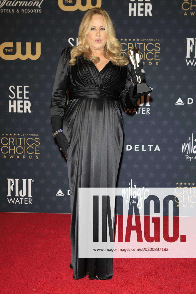 LOS ANGELES - JAN 15: Jennifer Coolidge at 2023 Critics Choice Press Room at the Fairmont Century Plaza on January 15, 2023 in Century City, CA Century City USA - ZUMAnc22 20230115_zaa_nc22_178