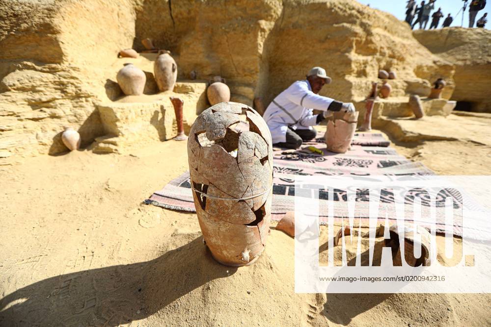 (230126) -- SAQQARA, Jan. 26, 2023 -- Photo taken on Jan. 26, 2023 shows a restored pottery at the archaeological excavation site of ancient tombs in Saqqara necropolis, south of Cairo, Egypt. Egypt s renowned archeologist Zahi Hawass on Thursday announced the discovery of important tombs hosting a 4300-year-old mummy in Saqqara necropolis near the Pyramids of Giza. ) EGYPT-SAQQARA-ARCHAEOLOGY-ANCIENT TOMBS AhmedxGomaa