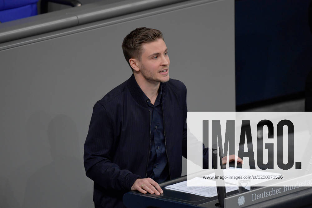 Bilder des Jahres 2023, Entertainment 01 Januar Entertainment Themen der Woche KW04 In seiner Gedenkstunde fuer die Opfer des Nationalsozialismus stellt der Bundestag am 27.01.2023 die wegen ihrer sexuellen Orientierung verfolgten und ermordeten Menschen in den Mittelpunkt. Im Bild: Schauspieler Yannik Schuemann spricht im Parlament. Im ganzen Land sind Veranstaltungen geplant, um an die von den Nazis verfolgten und ermordeten Juden, Sinti und Roma, Behinderten und Vertretern anderer Opfergruppen zu erinnern. (Siehe epd-Meldung vom 27.01.2023)