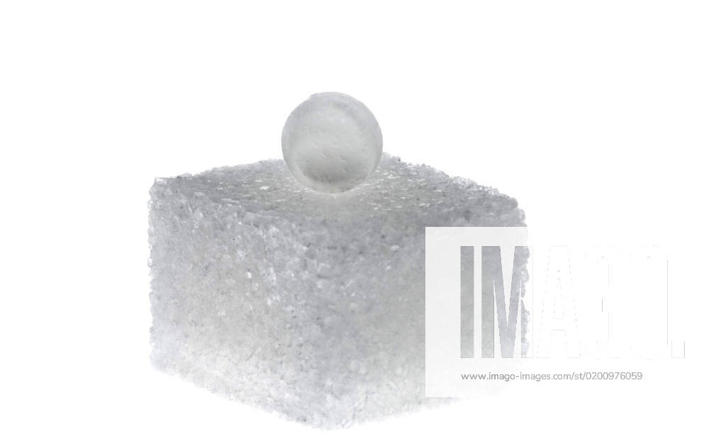 Suessstoff auf einem Zuckerwuerfel, Symbol fuer Diaet und Kalorien artificial sweetener on a sugar cube, symbol of diet and calories BLWS679182