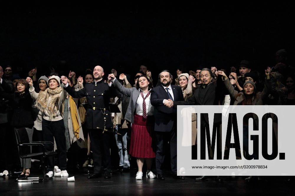 Bilder des Jahres 2023, Entertainment 01 Januar Entertainment Themen der Woche KW04 Attilio Glaser (als Gabriele Adorno), Maria Motolygina (als Maria, Amelia), George Petean (als Simon Boccanegra) und Liang Li (als Jacopo Fiesco), mittig v.l., sowie Ensemble während der Fotoprobe für Simon Boccanegra in der Deutschen Oper Berlin, 26. Januar 2023. Oper in einem Prolog und drei Akten von Giuseppe Verdi. Musikalische Leitung Jader Bignamini. Inszenierung Vasily Barkhatov. Bühne Zinovy Margolin. Kostüme Olga Shaishmelashvili. Premiere ist am 29. Januar 2023. Deutsche Oper Berlin Simon Boccanegra